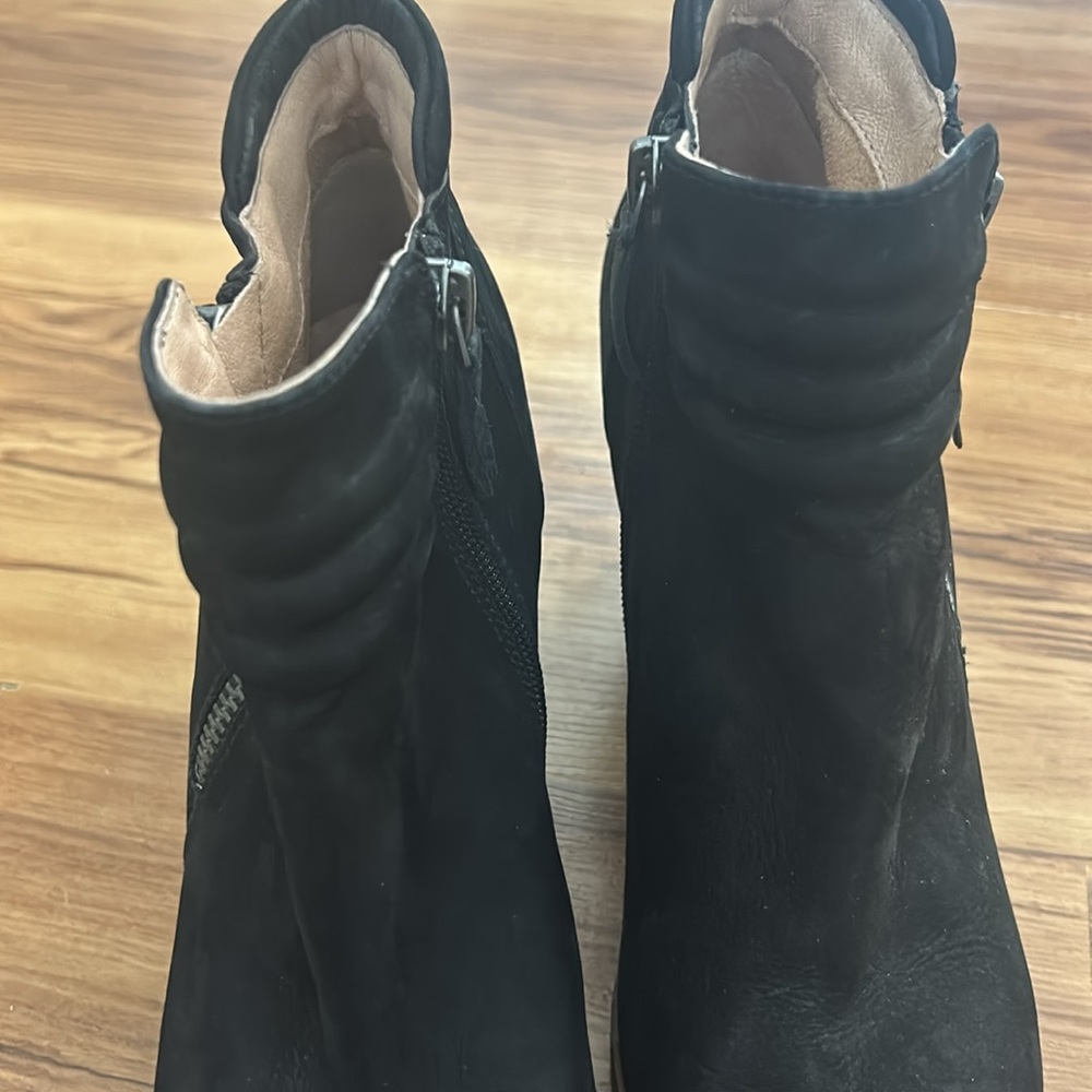 Gorgeous pair wedge black booties biala brand leather upper size 7 comfortable - Picture 10 of 10